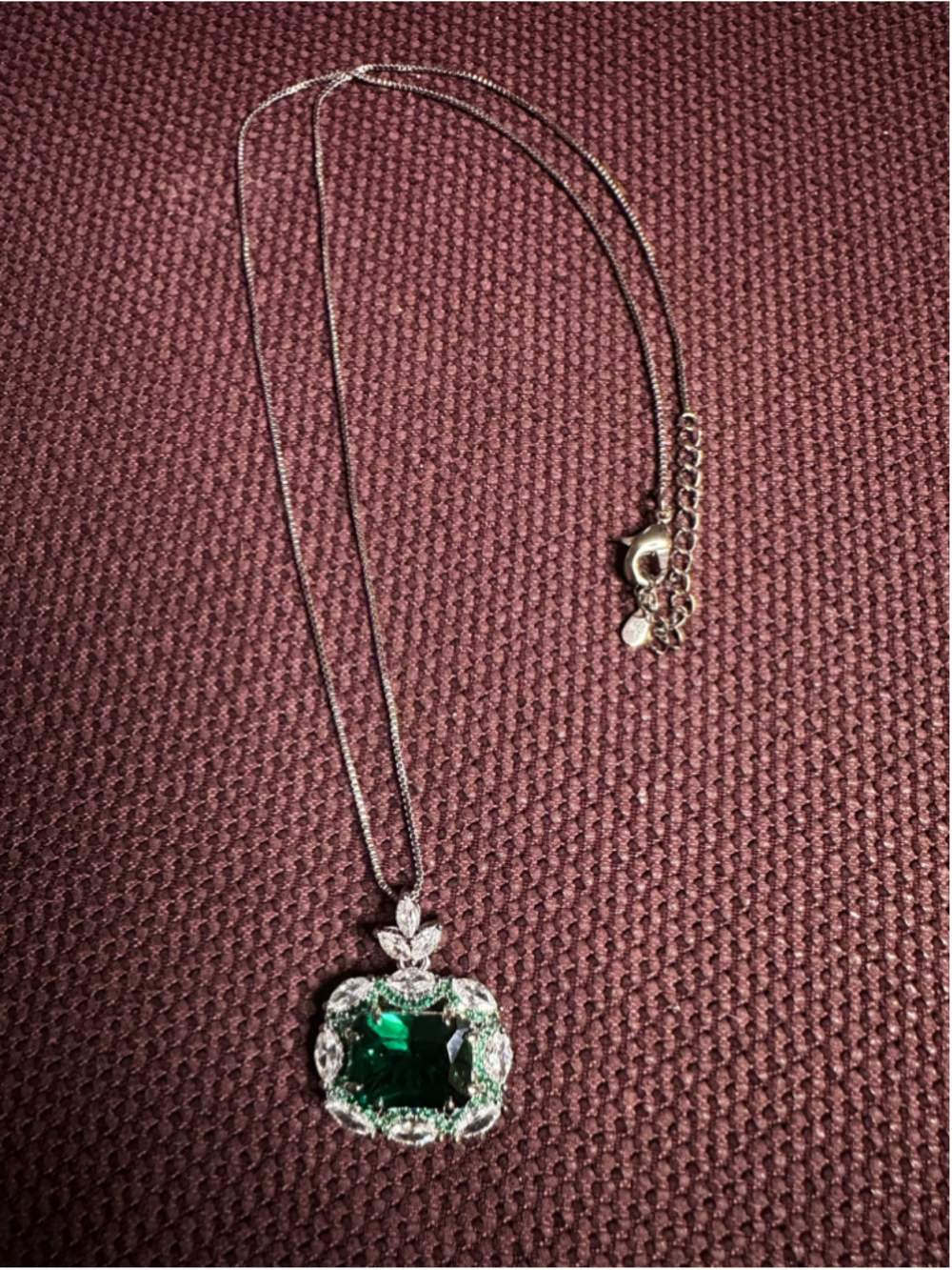 Emerald Green and Silver Tone Pendant Necklace